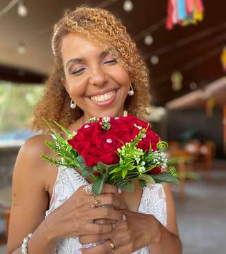 Tenho 30 anos, sou formada em jornalismo, tenho um filho, estou na minha segunda gravidez e ontem completei um ano de casada