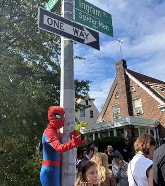 Fã fantasiado de Homem-Aranha participa da inauguração da Spider-Man Way, no Queens, em Nova York