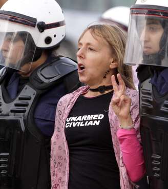 <p>A ativista e Nobel da Paz na foto de fevereiro de 2012, quando foi presa pela polícia de Bahrein, durante protestos para direitos das mulheres</p>