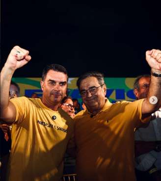 Flávio Bolsonaro ao lado de Álvaro Dias em evento do PL no Rio Grande do Norte