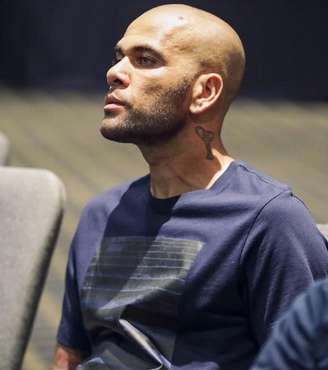 Daniel Alves faz as primeiras postagens no Instagram desde saída na prisão.