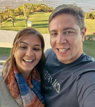 Marcus Marinho ao lado da noiva Luana de Paula.