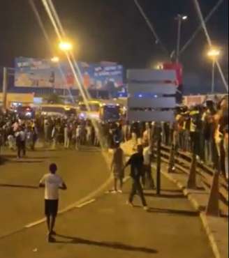 Multidão aguarda a chegada da delegação da Argentina para enfrentar Angola, na capital Luanda