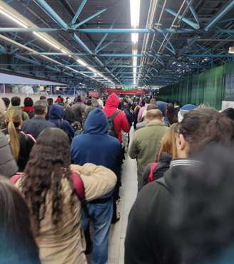 Falha elétrica provoca transtornos na Linha 3-Vermelha do Metrô de SP.