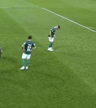 Andreas Pereira pisoteia a marca do pênalti contra o Corinthians.