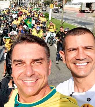Flávio Bolsonaro e Douglas Ruas durante agenda em Angra dos Reis