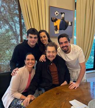 Faustão ao lado da esposa Luciana Cardoso, e dos filhos Lara, João e Rodrigo