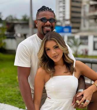 Ex-BBB Davi Brito se casa com influenciadora Emilly Araujo