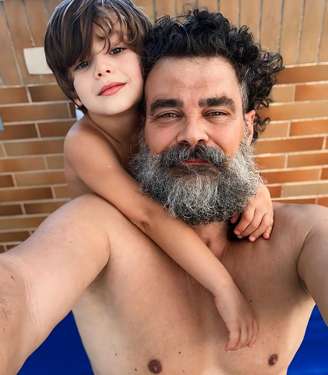 Ator Carmo Dalla Vecchia com seu filho Pedro, de 4 anos