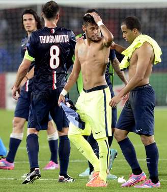 <p>Neymar e Lucas se cumprimentam após a vitória do PSG sobre o Barcelona; veja as fotos da rodada da Liga dos Campeões. </p>
