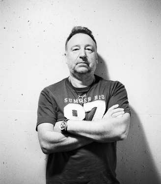 <p>Ao lado de Bernard Summer e Stephen Morris, Peter Hook (foto) formou o Joy Division antes da morte do vocalista Ian Curtis. A tragédia marcou a banda, que criou o New Order em seguida, com uma proposta mais eletrônica</p>