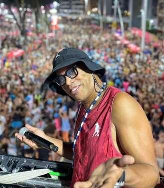 Ronaldinho Gaúcho passou por trios elétricos de Salvador. No Bloco Ecológico Meio Ambiente, a emissão de carbono havia sido compensada.