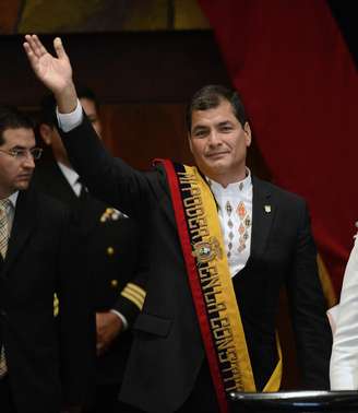 Correa acena durante cerimônia de posse para o seu segundo mandato, em Quito