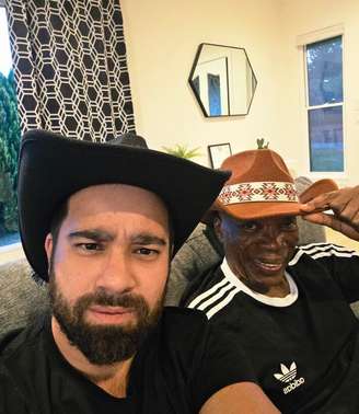 Cantor e compositor Milton Nascimento durante viagem de motorhome pelos Estados Unidos com o filho Augusto