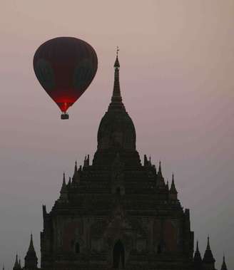 <p>Myanmar é um dos destinos ideais para passear de balão</p>