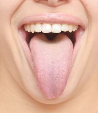 Uma boa higiene diária da boca e da língua, com sua escovação frequente pode evitar problemas causados pelo sabor artificial dos alimentos