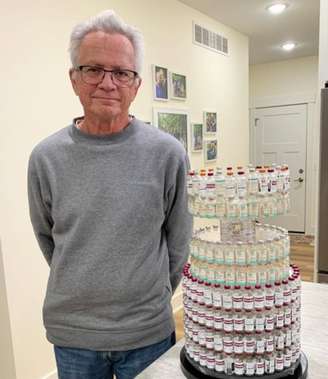 Após mais de 50 anos de tratamento contínuo, Ron decidiu utilizar os frascos de insulina acumulados ao longo da vida para criar uma instalação que retrata os desafios diários enfrentados por quem depende da medicação para sobreviver – Reprodução/Instagram