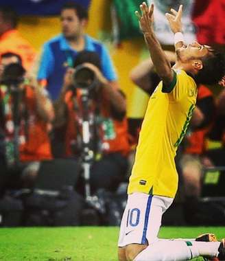 <p>Marquezine comemorou vitória brasileira e postou uma foto do namorado, o jogador Neymar, em seu perfil no Instagram</p>