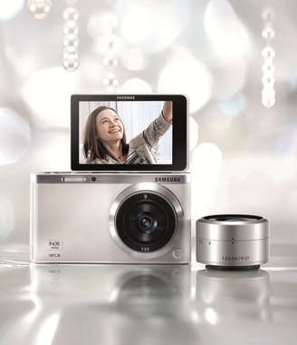 <p>Smart câmera NX mini da Samsung tem tela touch screen que gira 180º para usuário ser ver e tirar selfies e welfies.</p>