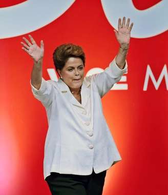 Presidente Dilma Rousseff acena durante entrevista coletiva após a divulgação do resultado da eleição presidencial, em Brasília.  26/10/ 2014.