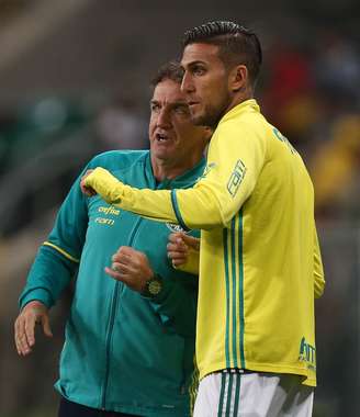 Cuca e Rafael Marques conversam momentos antes de o atacante entrar no 2º tempo da partida entre Palmeiras e Grêmio, em Porto Alegre, pela Copa do Brasil