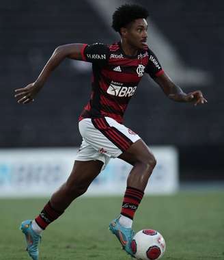 Vitinho, ex-Flamengo, está próximo de fechar contrato com o Corinthians.