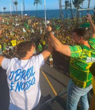 Flávio Bolsoanro e Nikolas Ferreira em ato em Salvador neste sábado, 17