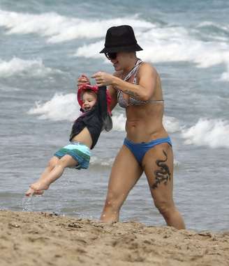 Pink mostra músculos volumosos ao brinca com filha em Miami