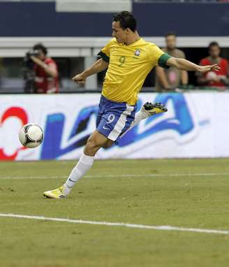 <p>Comprado pelo Doyen, Damião deve ser repassado ao Santos, que quer mantê-lo até o fim de 2014</p>