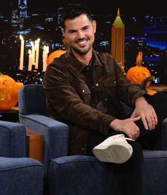 Taylor Lautner revive triângulo amoroso de 'Crepúsculo'.