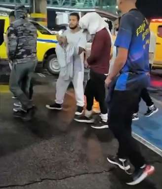 “Foi terrível, vim preso nos braços, nas pernas e na cintura, eles não respeitaram a gente. Bateram em nós. Disseram que iam deixar derrubar o avião e que o nosso governo não era de nada”, relatou Carlos Vinícius de Jesus, de 29 anos.