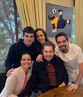 Faustão e família em seu aniversário de 76 anos