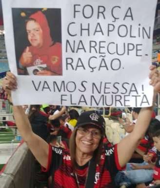 Torcedora com mensagem de apoio ao chapolin rubro-negro