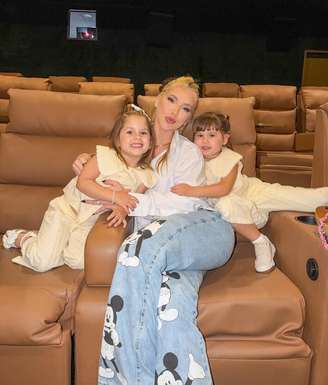 Virginia Fonseca recebe filhas em Madrid e reação das meninas surpreende a web.