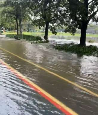 Lago do Ibirapuera transbordou com as fortes chuvas que atingiram São Paulo nesta quarta-feira.