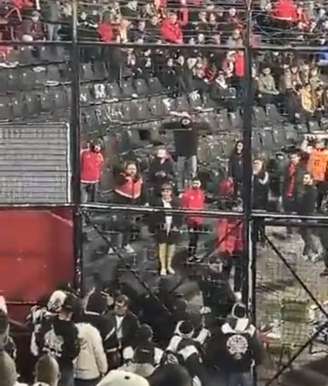 Torcedor do Newell's Old Boys imita macaco em direção a setor onde estão corintianos.