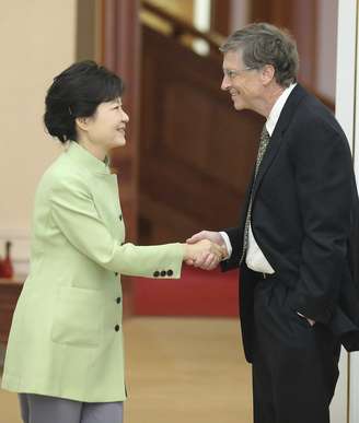 Cumprimento de Gates com uma mão no bolso causou polêmica na Coreia do Sul