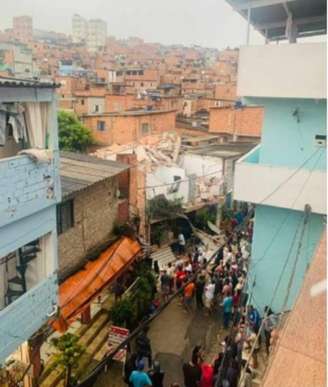 Um sobrado desabou em Paraisópolis, na zona sul de São Paulo, na tarde deste sábado, 16, deixando um morto e quatro feridos