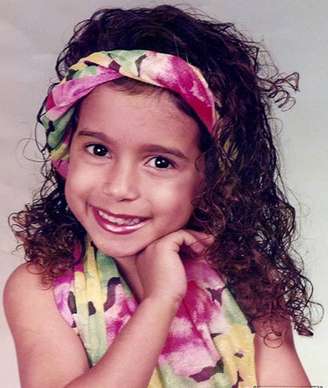 Quando criança, a funkeira Anitta tinha cabelos cacheados que, segundo ela, foram alisando com o passar dos anos