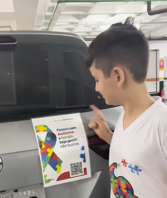 Adesivo para sinalizar carros de pessoas com autismo pode evitar muitas crises