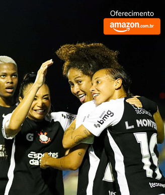 Gi Fernandes comemora gol no início da partida