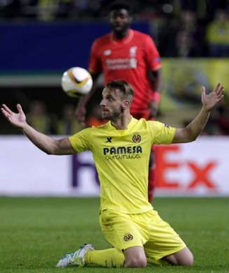 Soldado sofreu uma grave lesão na última temporada pelo Villarreal (Foto: JOSE JORDAN / AFP)
