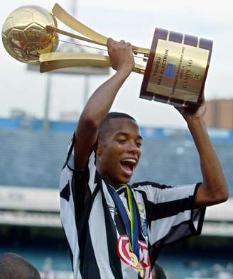 <p>Robinho levanta troféu do Brasileiro de 2002, o último do mata-mata; Santos foi campeão classicando-se em oitavo lugar</p>