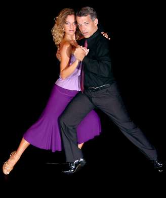 Na companhia de Monique Marculano, Jaime Arôxa dança diversos ritmos embalados por músicas de grandes cantores, como Frank Sinatra e Marisa Monte