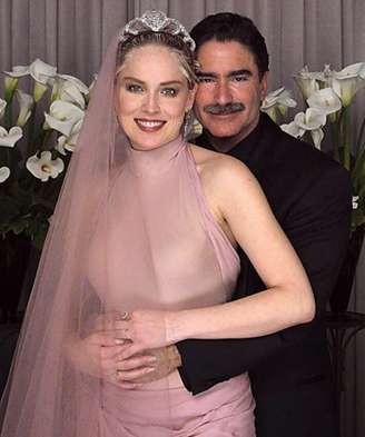 Sharon Stone casou-se com o jornalista Phil Bronstein no dia 14 de Fevereiro de 1998
