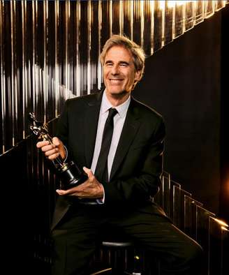 Walter Salles com a estatueta de Melhor Filme Internacional de 'Ainda Estou Aqui'.