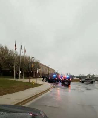 Carros de polícia chegam à escola Great Mills High School, em Lexington Park, Maryland, em imagem obtida de vídeo disponível nas redes sociais 