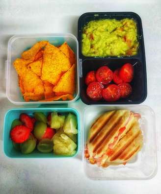 Lanchinhos para a escola com guacamole como acompanhamento 