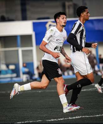 Miguel Nassif celebra vitória do Corinthians no clássico pelo Brasileiro sub-17. 