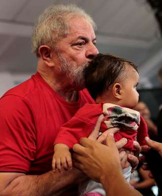 Lula beija criança no Sindicato dos Metalúrgicos de São Bernardo, onde ele acompanha o julgamento